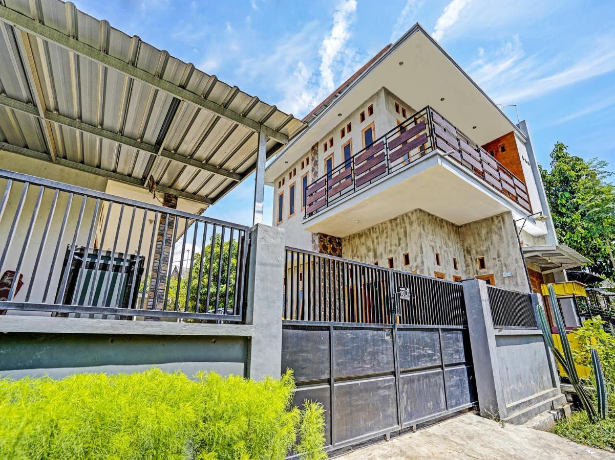 Spot On 91824 Rumah Kaloka Syariah Probolinggo Exterior photo