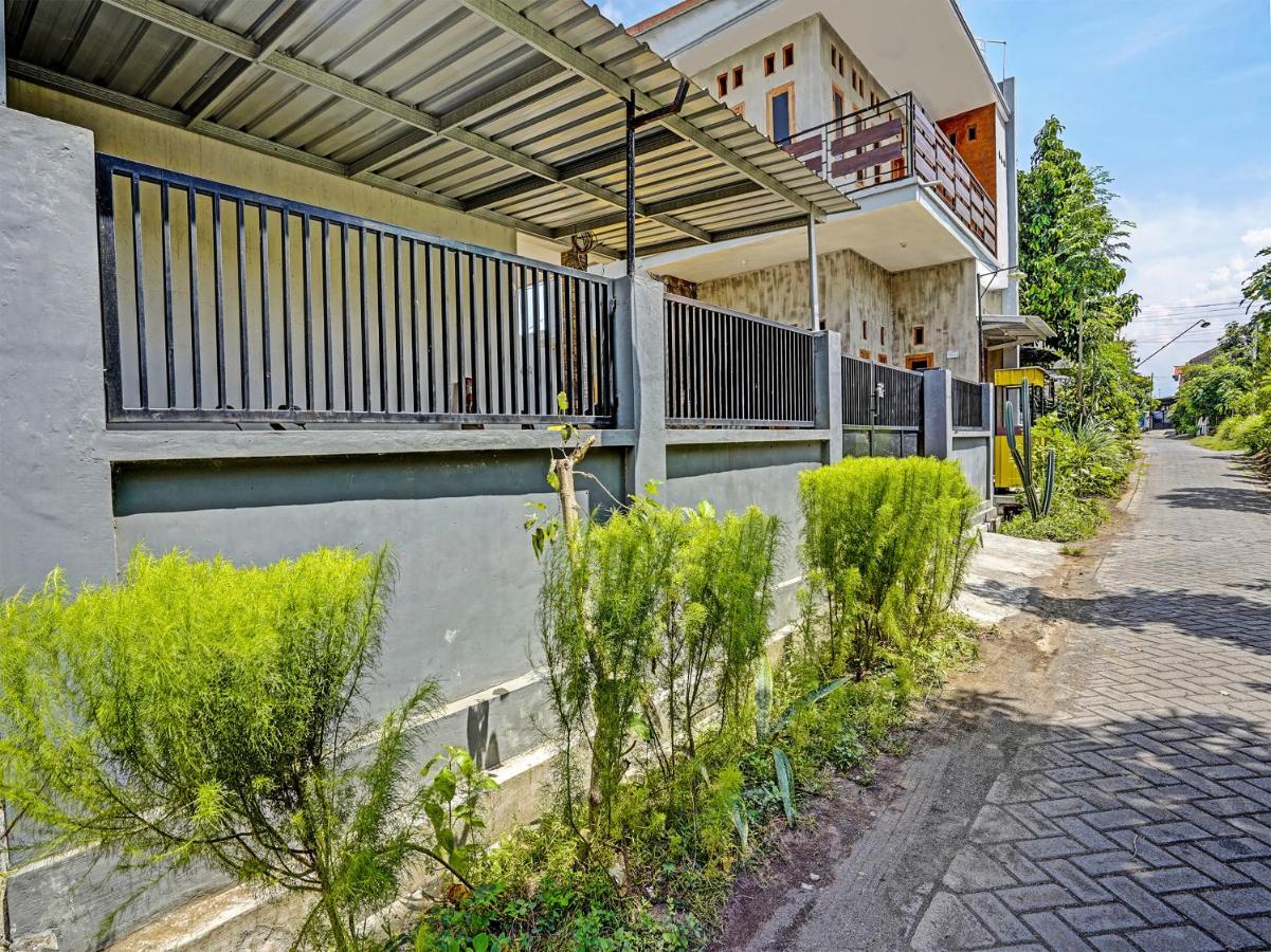 Spot On 91824 Rumah Kaloka Syariah Probolinggo Exterior photo