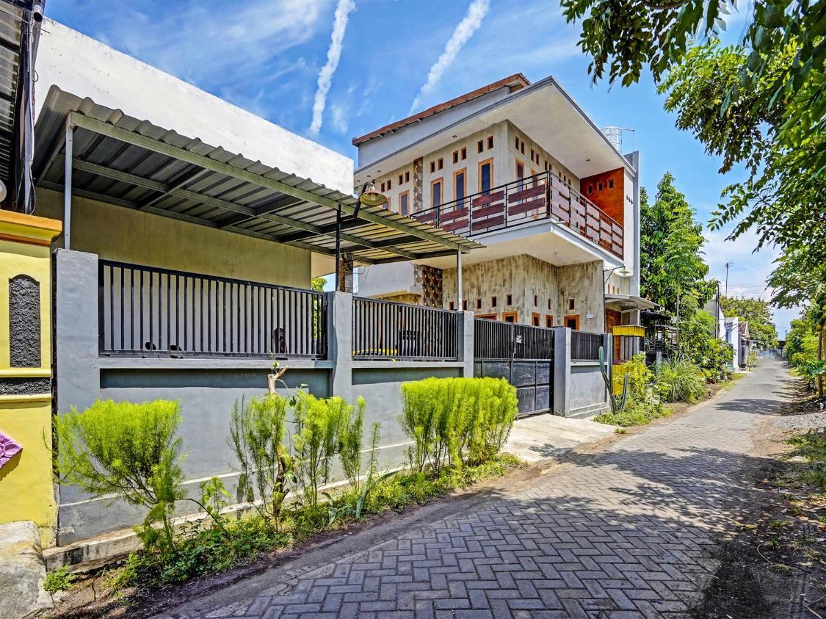 Spot On 91824 Rumah Kaloka Syariah Probolinggo Exterior photo
