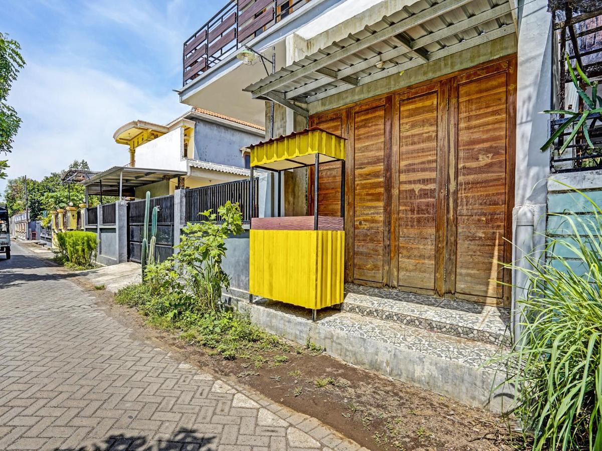 Spot On 91824 Rumah Kaloka Syariah Probolinggo Exterior photo