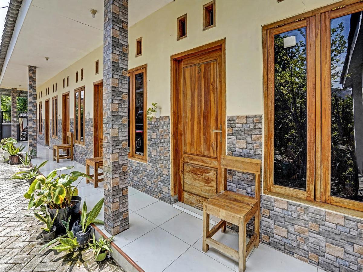Spot On 91824 Rumah Kaloka Syariah Probolinggo Exterior photo