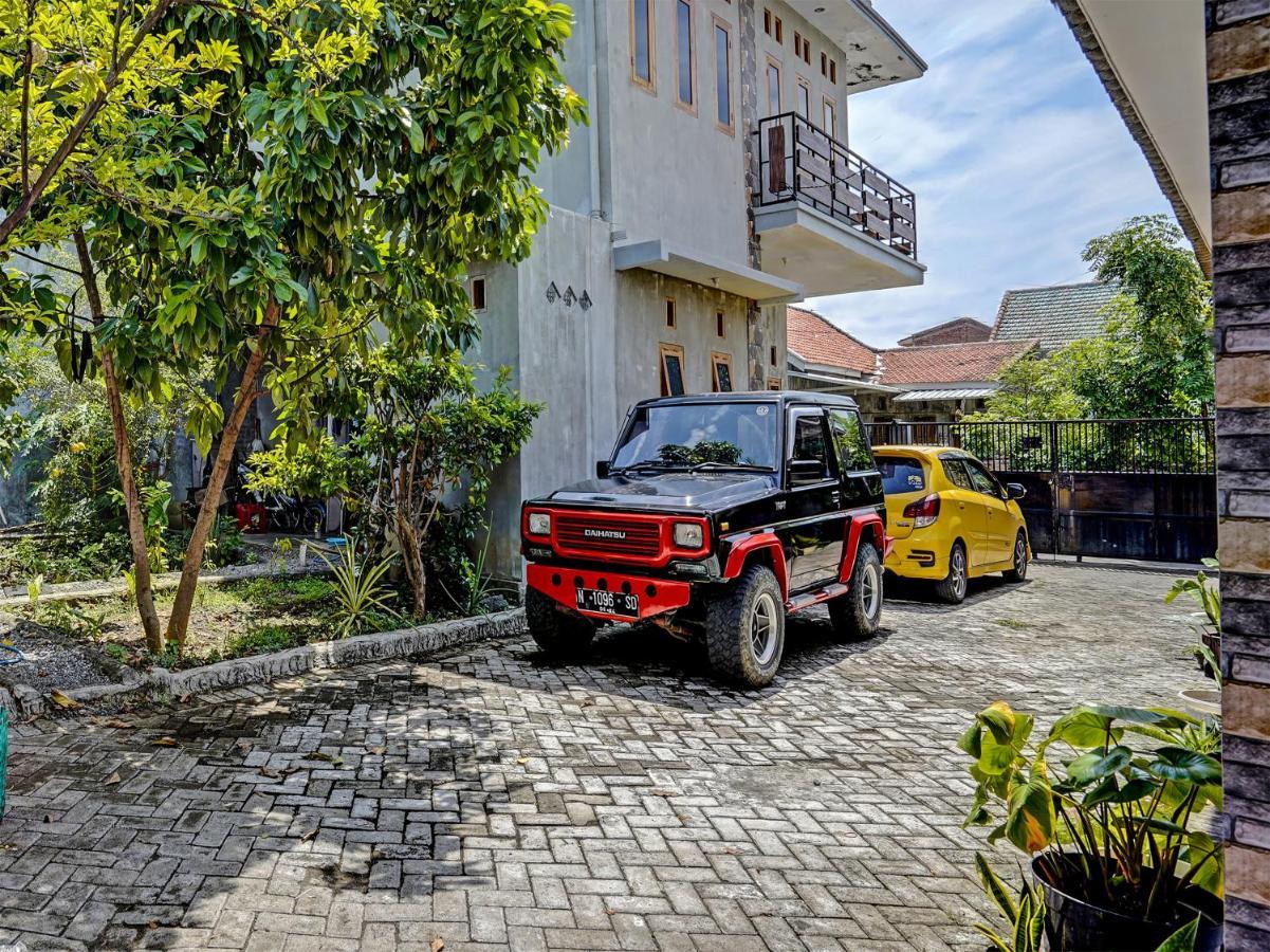 Spot On 91824 Rumah Kaloka Syariah Probolinggo Exterior photo