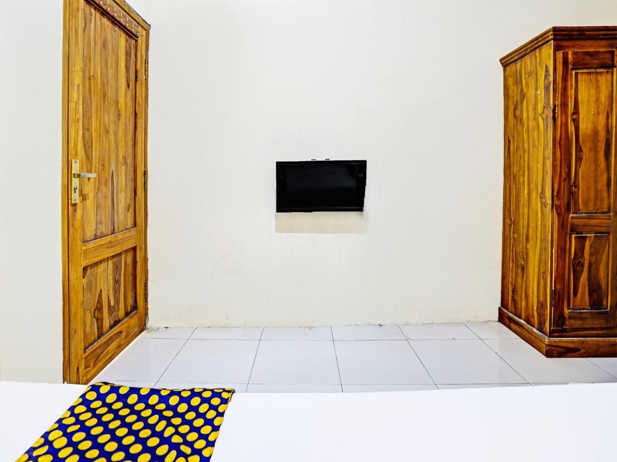 Spot On 91824 Rumah Kaloka Syariah Probolinggo Exterior photo