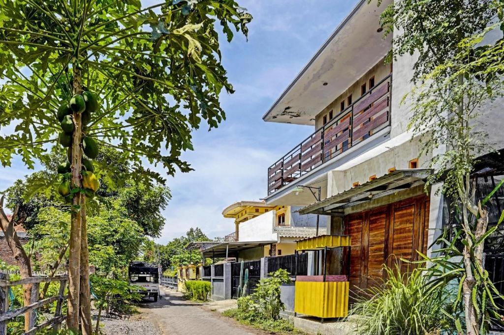 Spot On 91824 Rumah Kaloka Syariah Probolinggo Exterior photo