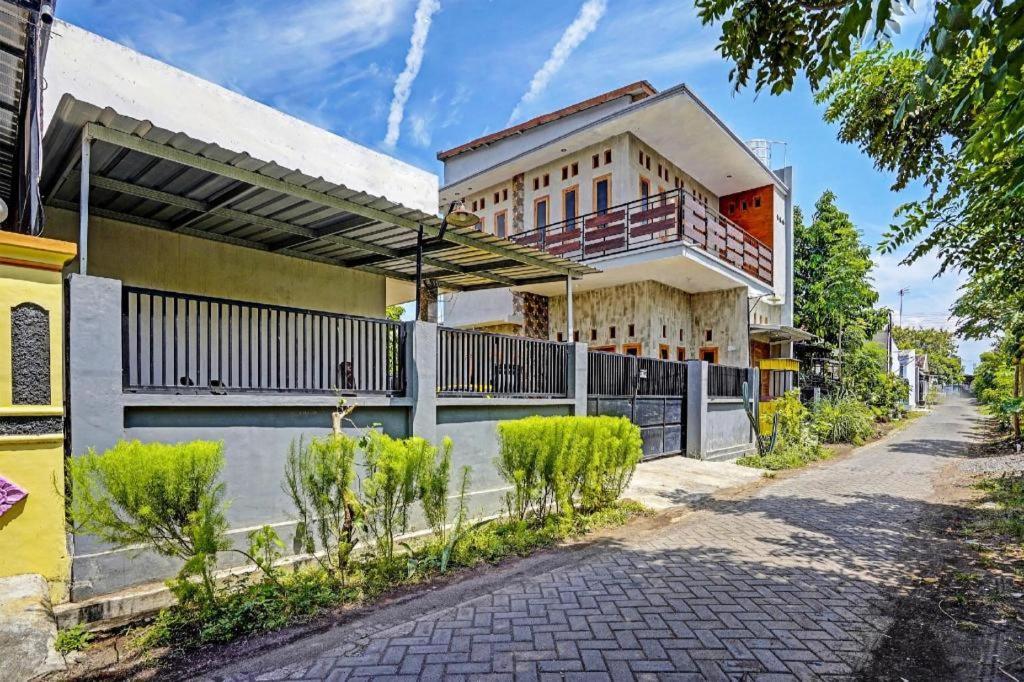 Spot On 91824 Rumah Kaloka Syariah Probolinggo Exterior photo