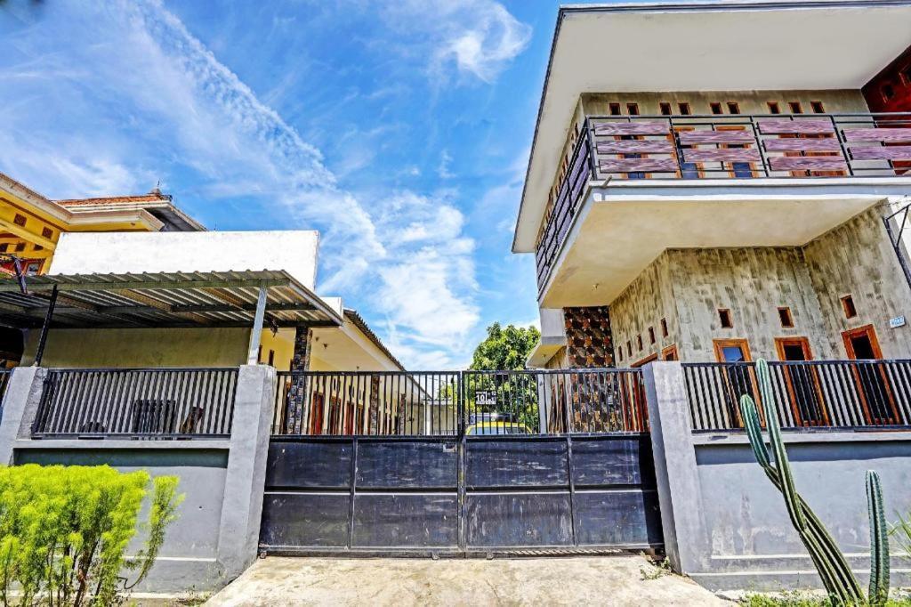 Spot On 91824 Rumah Kaloka Syariah Probolinggo Exterior photo
